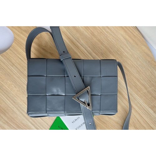 Bottega Veneta Cassette cross-body bag in Blue Intreccio leather Bottega Veneta Cassette cross-body bag in Blue Intreccio leather