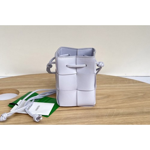 Bottega Veneta Cassette Mini intreccio leather cross-body bucket bag in Purple Leather Bottega Veneta Cassette Mini intreccio leather cross-body bucket bag in Purple Leather