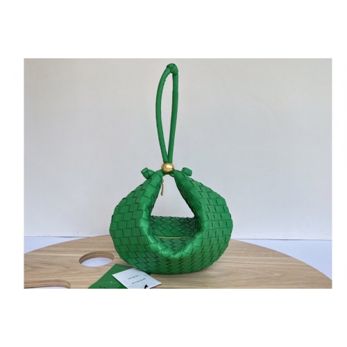 Bottega Veneta Turn Medium intrecciato leather pouch with adjustable strap in Green Leather Bottega Veneta Turn Medium intrecciato leather pouch with adjustable strap in Green Leather