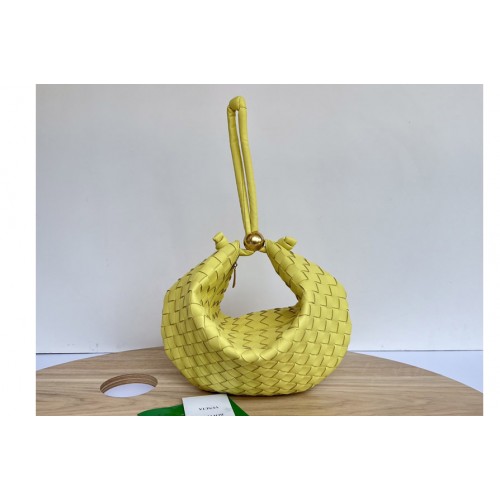 Bottega Veneta Turn Medium intrecciato leather pouch with adjustable strap in Lantern Leather Bottega Veneta Turn Medium intrecciato leather pouch with adjustable strap in Lantern Leather