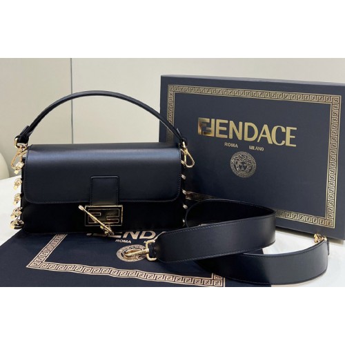 Fendi x Versace 8BS801 Brooch Baguette bag in Black Leather Fendi x Versace 8BS801 Brooch Baguette bag in Black Leather
